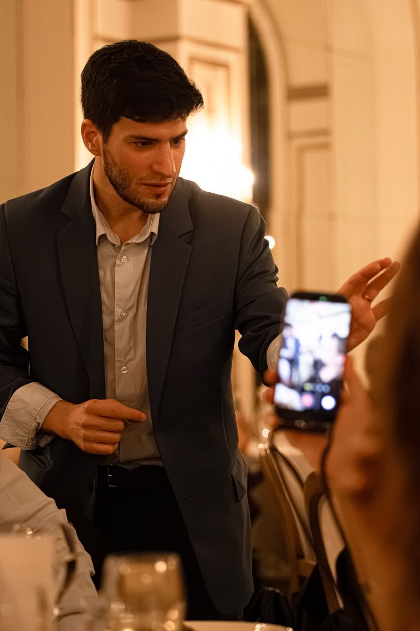 Jeremy Sulzer en pleine prestation lors d'un dîner